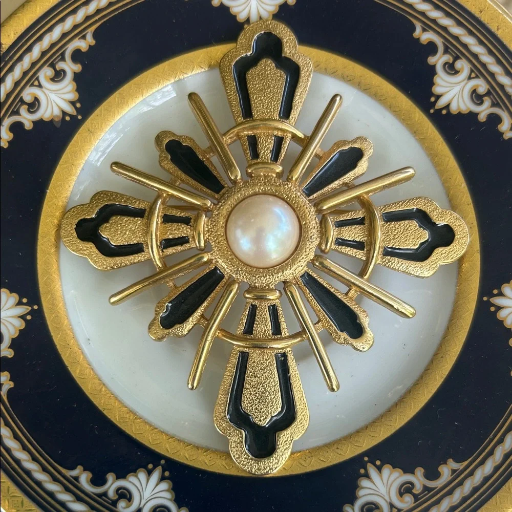 Vintage Black & Gold Maltese Cross Brooch
